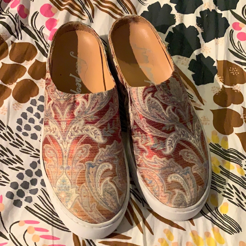 Free People paisley like satin fabric slides sz 38